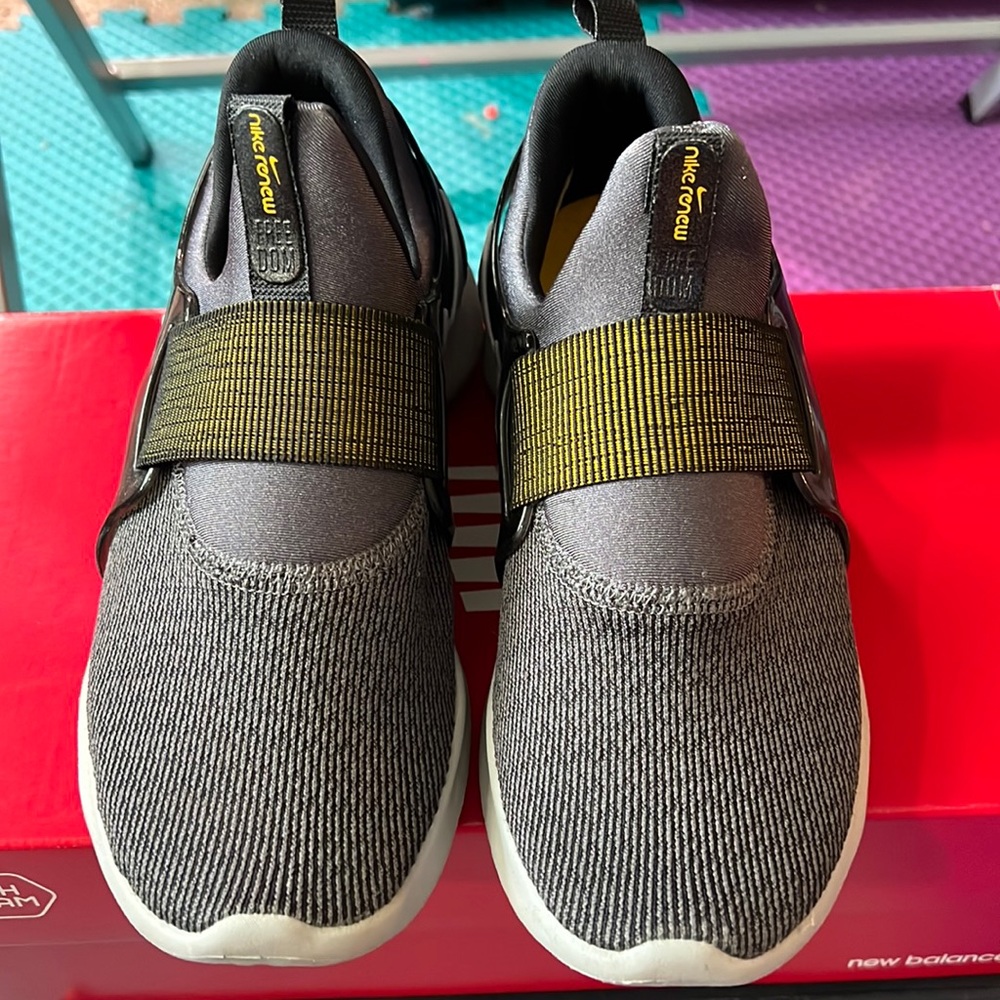 Nike renew freedom slip on
